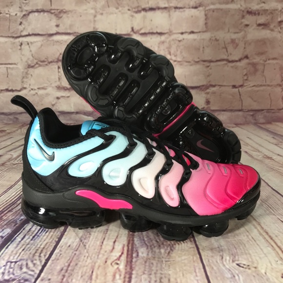 vapormax plus hyper pink